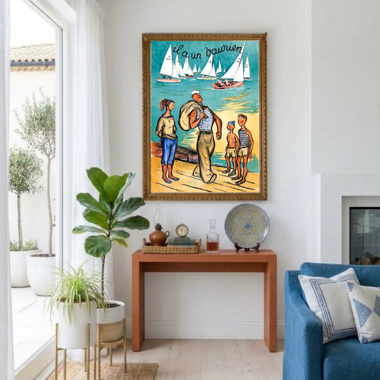 Poster voilier vintage Vaurien encadré accroché au mur d'un salon, palette turquoise et ocre façon bord de mer
