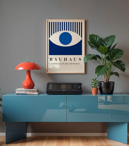 Poster Bauhaus œil bleu encadré accroché au mur d'un salon, design monochrome bleu marine et crème