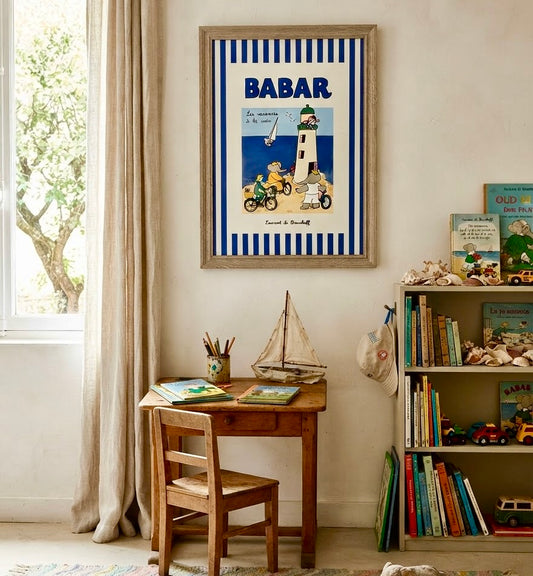 Affiche Babar Les vacances à la mer encadrée, accrochée au mur d'une chambre d'enfant, illustration de phare et rayures bleues
