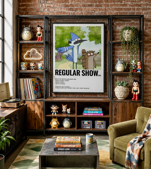Affiche Regular Show encadrée, accrochée au mur d'un salon décontracté