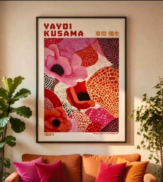 Affiche Yayoi Kusama 1984 encadrée dans un intérieur décoratif