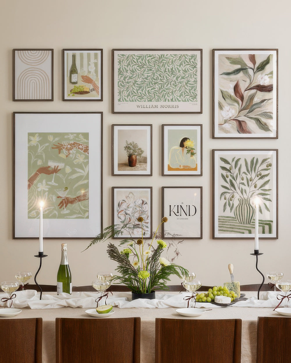 Composition de plusieurs affiches minimalistes encadrées accrochées ensemble sur un mur d'intérieur, tons naturels et décoration murale épurée