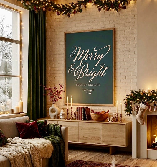 Poster calligraphie Merry & Bright encadré et accroché au mur d'un salon, décoration de Noël