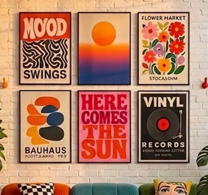 Mur de six affiches encadrées colorées et typographiques dans un intérieur décoratif, composition murale pop culture