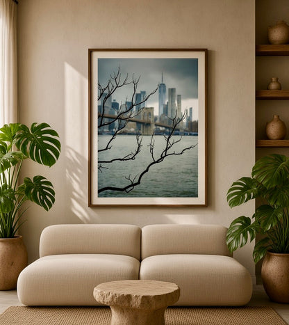 Affiche Brooklyn Bridge sous la pluie encadrée, accrochée au mur d'un salon sobre et moderne