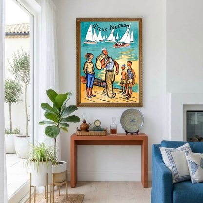 Poster voilier vintage Vaurien encadré accroché au mur d'un salon, palette turquoise et ocre façon bord de mer