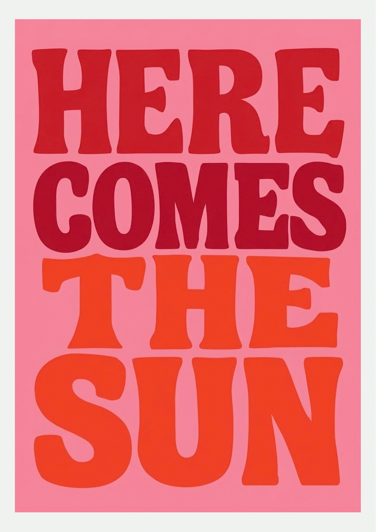 Affiche Here Comes The Sun : lettres rétro rouges, bordeaux et orange sur fond rose, typographie XXL