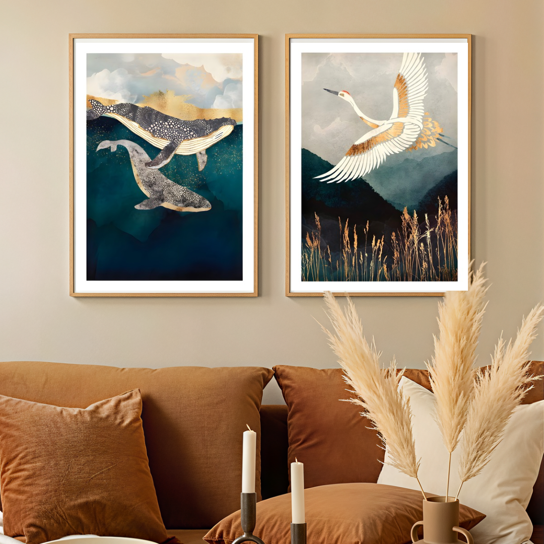 Intérieur décoratif avec plusieurs affiches encadrées de style japonais et nature sur un mur