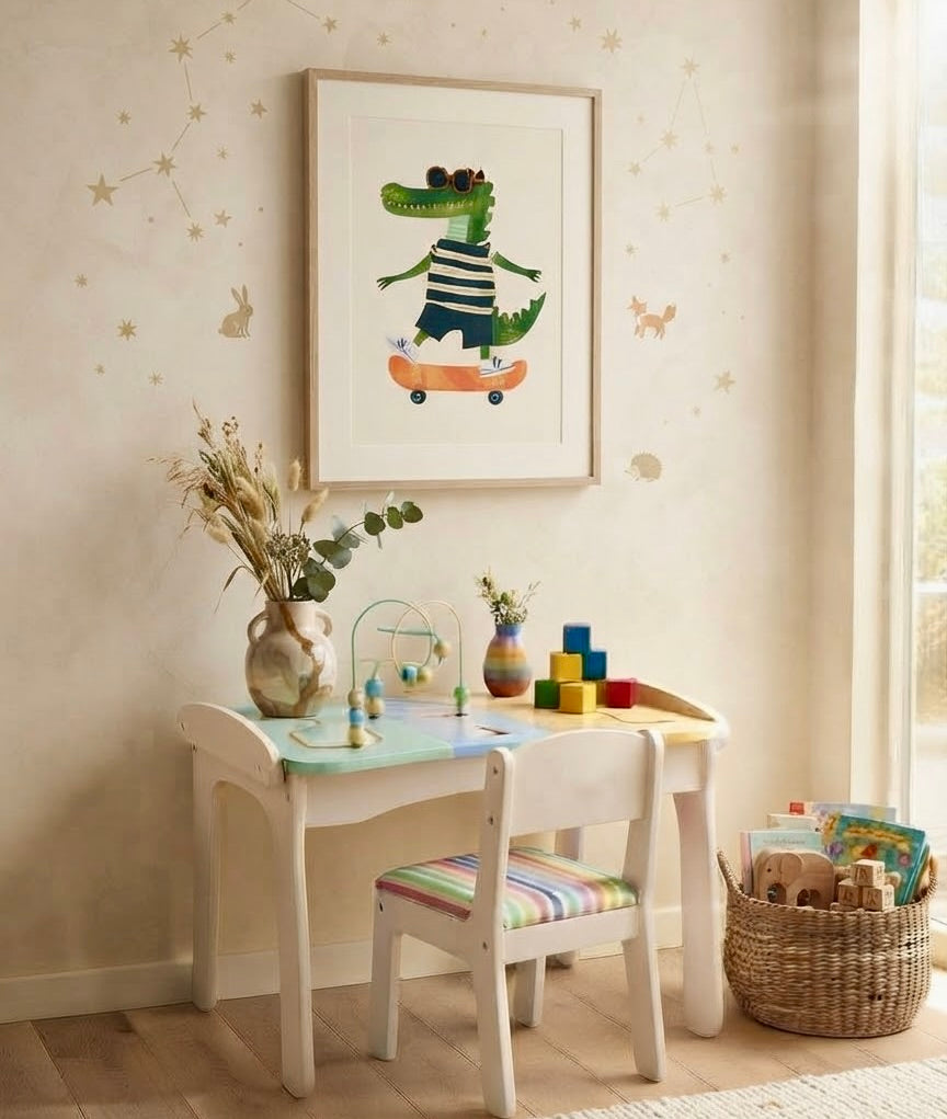 Affiche Crocodile en Skate encadrée et accrochée au mur d'une chambre d'enfant