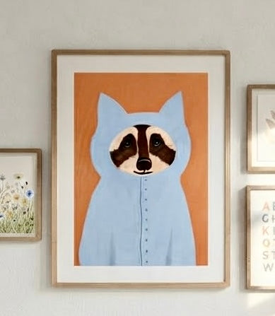 Vue rapprochée de l'affiche Raton Laveur à Capuche encadrée sur le mur