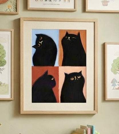 Vue rapprochée de l'affiche Quatre Chats Noirs encadrée sur le mur