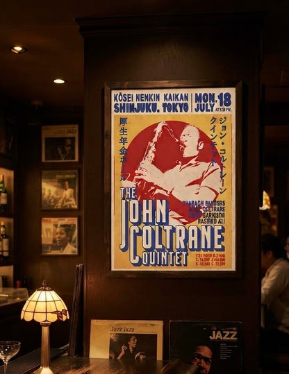 Plan rapproché de l'affiche encadrée sur le mur du salon