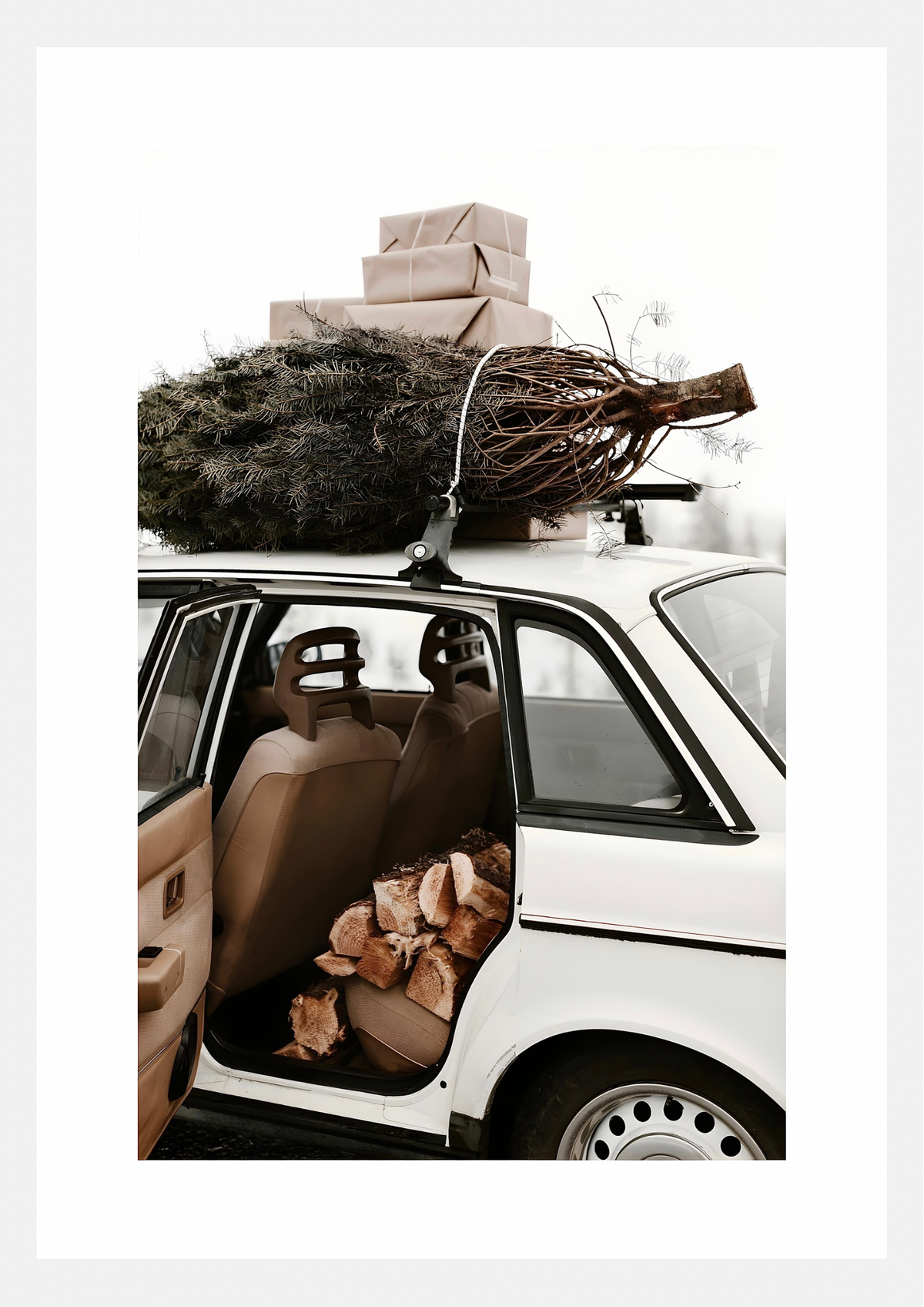 Affiche Sapin de Noël sur Voiture Vintage : berline blanche portant un sapin et des cadeaux kraft sur la galerie, bûches de bois sur la banquette
