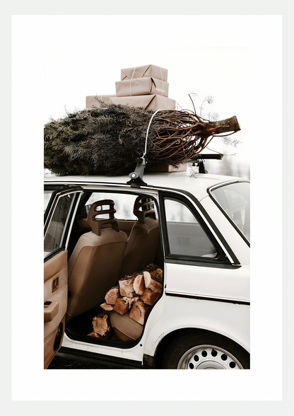 Affiche Sapin de Noël sur Voiture Vintage : berline blanche portant un sapin et des cadeaux kraft sur la galerie, bûches de bois sur la banquette