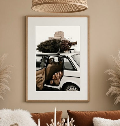 Vue rapprochée de l'affiche sapin et cadeaux sur le toit d'une voiture au mur, cadre et papier kraft