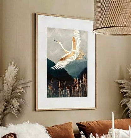 Gros plan sur l'impression de l'affiche grue : plumes blanches découpées, touches d'or et herbes dorées