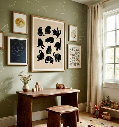 Vue d'ensemble d'une chambre d'enfant avec l'affiche Dix Chats Noirs en décoration murale