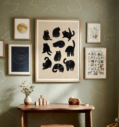Affiche Dix Chats Noirs encadrée et accrochée au mur d'une chambre d'enfant