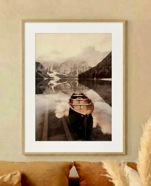 Vue rapprochée de l'affiche barque sur lac au mur, cadre et reflets des montagnes dans l'eau