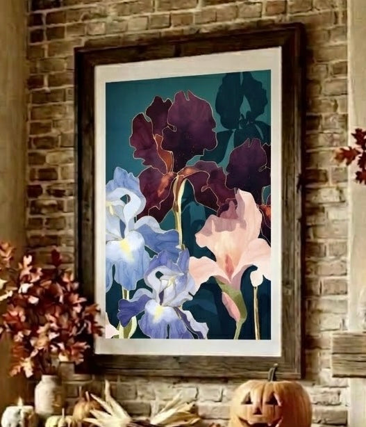 Vue rapprochée de l'affiche iris au mur, cadre et pétales ondulés aux contours dorés