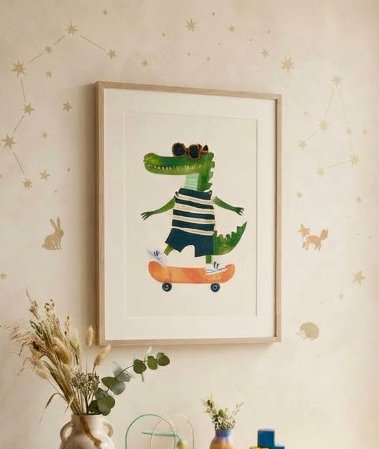 Vue rapprochée de l'affiche Crocodile en Skate encadrée sur le mur