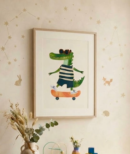 Vue rapprochée de l'affiche Crocodile en Skate encadrée sur le mur