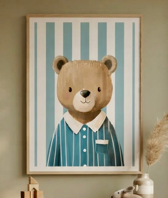 Vue rapprochée de l'affiche Ourson en Pyjama Rayé encadrée sur le mur