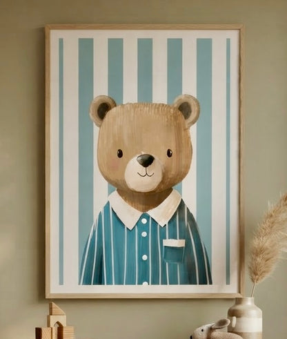 Vue rapprochée de l'affiche Ourson en Pyjama Rayé encadrée sur le mur