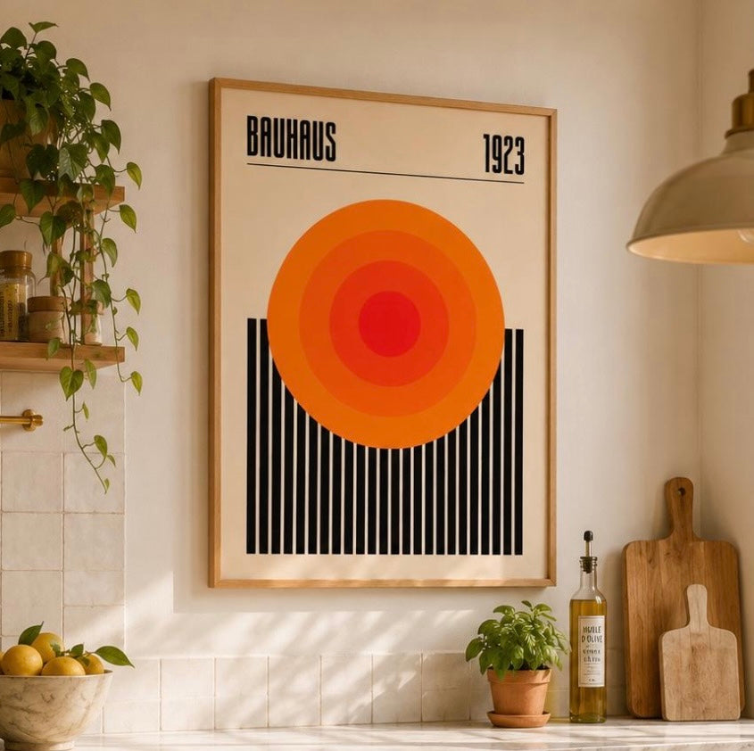 Vue rapprochée de l'affiche Bauhaus 1923 au mur, cadre et disque orange et rouge sur rayures noires