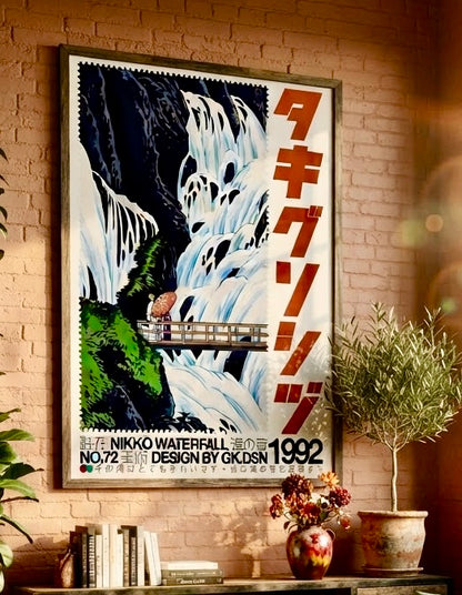 Plan rapproché de l'affiche encadrée sur le mur du salon