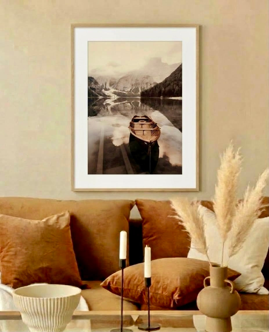 Poster photo de lac de montagne et barque en bois encadré accroché au mur d'un salon