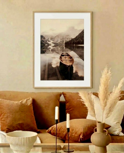 Poster photo de lac de montagne et barque en bois encadré accroché au mur d'un salon