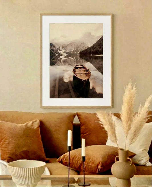 Poster photo de lac de montagne et barque en bois encadré accroché au mur d'un salon