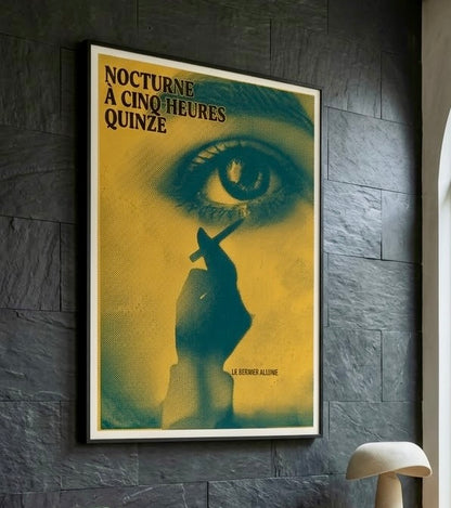 Gros plan sur l'impression de l'affiche : trame de points bicolore, grain de papier et typographie serif noire