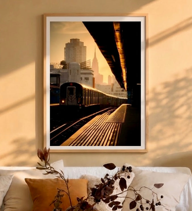 Affiche Golden Line 7 au mur d'un salon, vue rapprochée du cadre et de la lumière dorée sur les rails