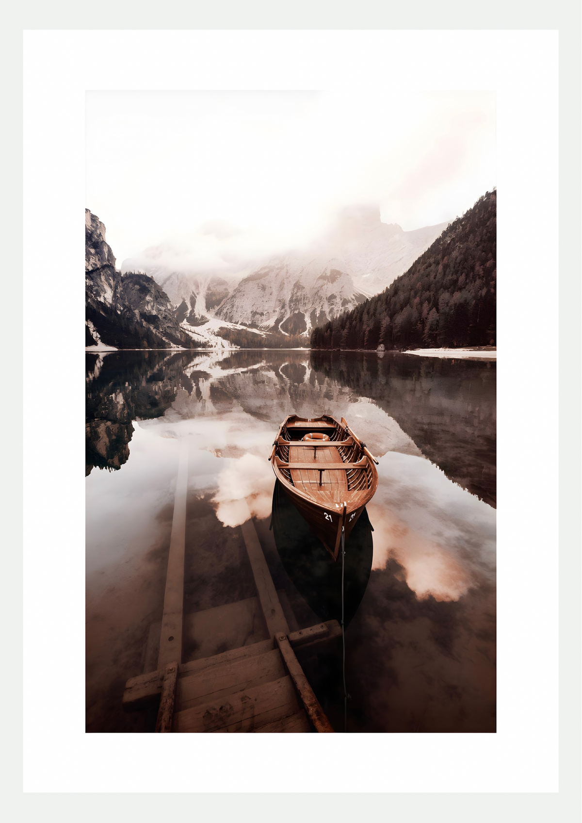 Affiche Barque en Bois sur Lac de Montagne : barque numérotée 21 sur un lac aux reflets brumeux, ponton immergé et montagnes dans les nuages