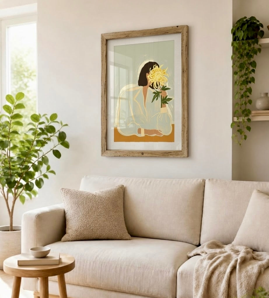 Vue élargie d'un salon décoré avec l'affiche femme au chrysanthème jaune encadrée, ambiance chaleureuse et naturelle