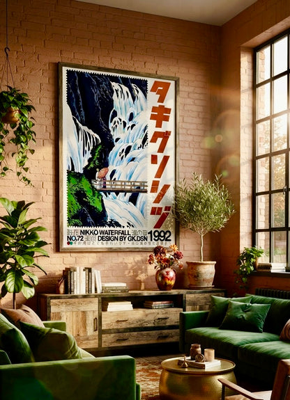 Affiche encadrée Cascade de Nikko & Pont de Bois accrochée au mur dans un salon