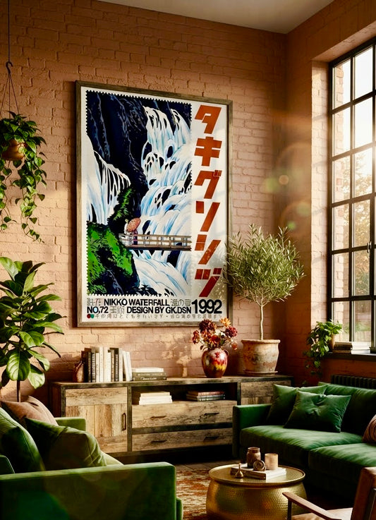 Affiche encadrée Cascade de Nikko & Pont de Bois accrochée au mur dans un salon