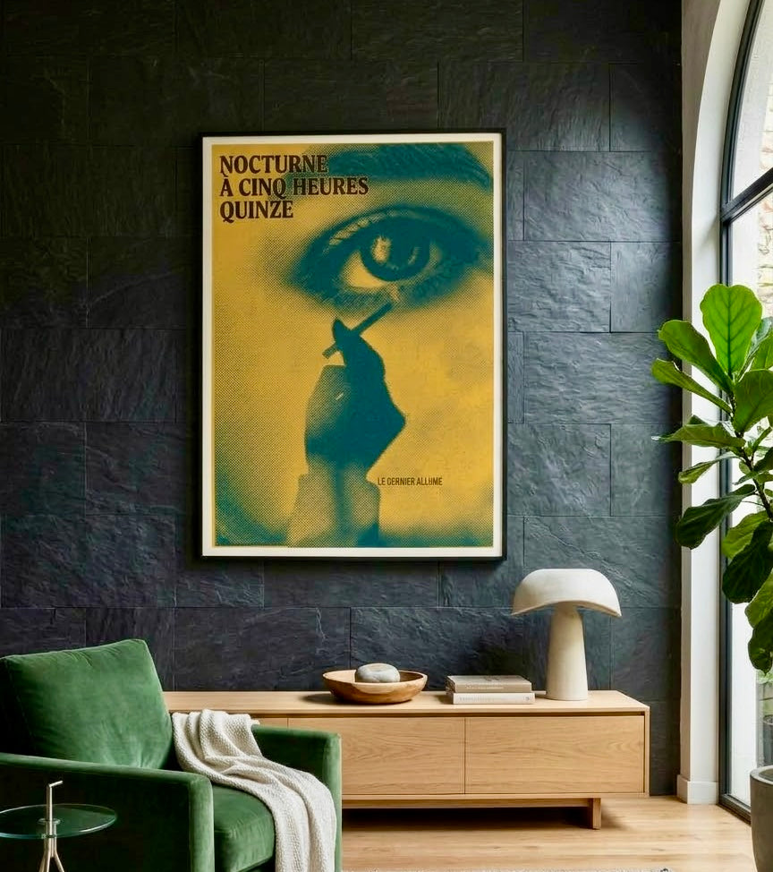 Poster Nocturne à Cinq Heures Quinze encadré accroché au mur d'un salon, style sérigraphie jaune et bleu