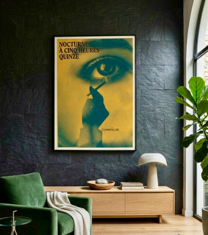 Poster Nocturne à Cinq Heures Quinze encadré accroché au mur d'un salon, style sérigraphie jaune et bleu
