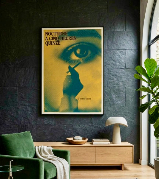 Poster Nocturne à Cinq Heures Quinze encadré accroché au mur d'un salon, style sérigraphie jaune et bleu