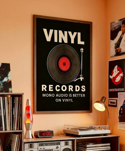 Vue rapprochée de l'affiche Vinyl Records au mur, cadre, sillons du disque et bras de lecture chromé