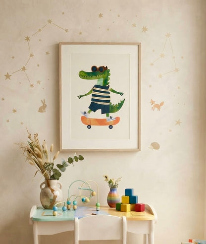 Vue d'ensemble d'une chambre d'enfant avec l'affiche Crocodile en Skate en décoration murale