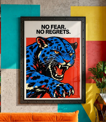 Vue rapprochée de l'affiche panthère bleue et citation No Fear. No Regrets. accrochée au mur