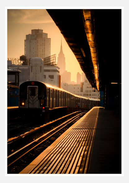 Affiche photo Golden Line 7 New York : rame de métro aérien au coucher du soleil, Empire State Building dans la brume dorée