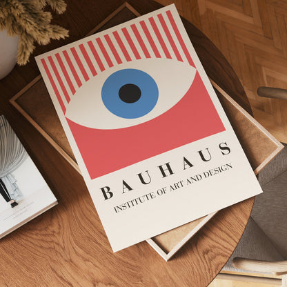 Vue rapprochée de l'affiche Bauhaus œil rouge au mur, cadre et rayures rouges de l'œil stylisé