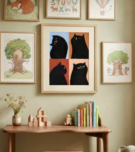 Affiche Quatre Chats Noirs encadrée et accrochée au mur d'une chambre d'enfant