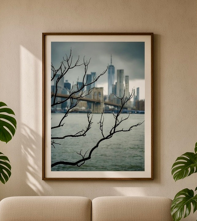 Affiche de New York et branches nues accrochée au mur, vue rapprochée avec cadre et décoration du salon
