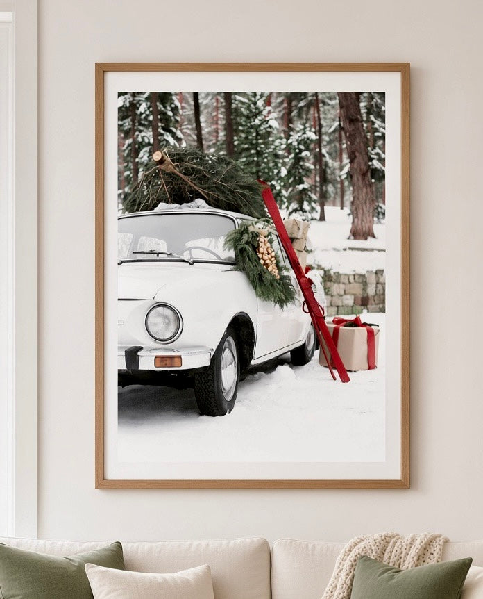 Vue rapprochée de l'affiche de Noël neige et voiture blanche au mur, cadre et ambiance hivernale